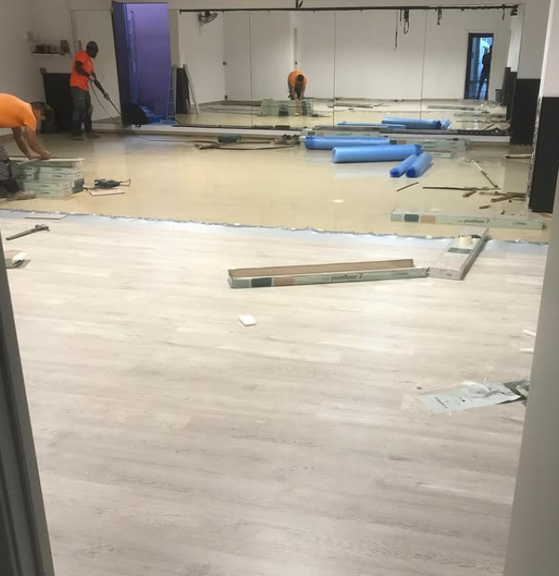 Pavimento epoxi antideslizante para naves y talleres en Badalona y El Vallès